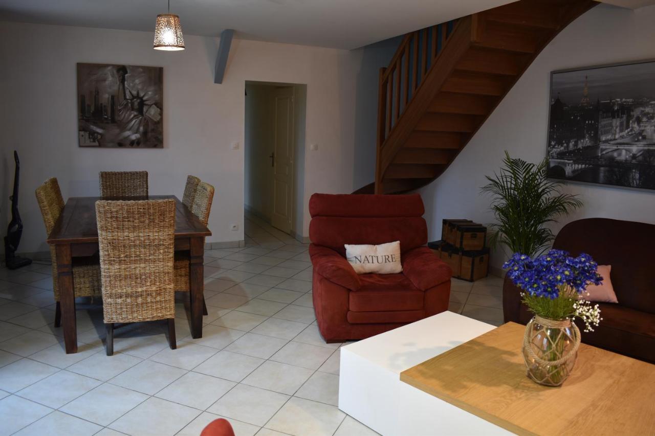 Les Gites Les Trois Chemins Pavilly Exterior photo
